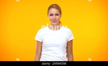 Freudige kaukasischen Frauen lächelnd Kamera, gute Nachrichten Glück, Überraschung Begeisterung Stockfoto