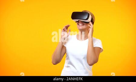Gerne weibliche Gamer tragen virtual reality Headset, moderne Technologie Cyberspace Stockfoto