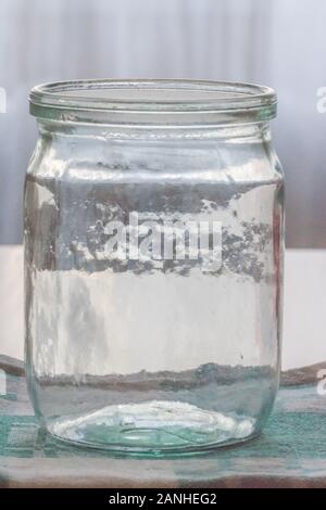 Leer, 1/2-Liter Glas Glas auf dem Tisch, Seitenansicht, Nahaufnahme. Stockfoto