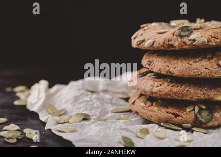 Köstliche Plätzchen mit Samen auf dem Tisch Stockfoto