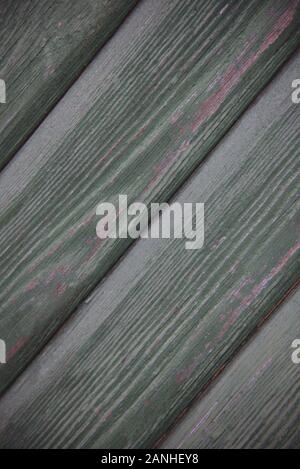 Grünes Holz diagonal Planken, vintage Alte strukturierten Hintergrund mit Kratzspuren und Knoten. Stockfoto