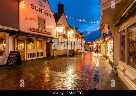 Weihnachtsdekorationen in der West Street in der historischen Marktstadt Faversham, Kent Stockfoto