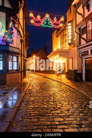 Nächtliche gepflasterte Straßen in der historischen Marktstadt Faversham, Kent. Weihnachten 2019 Stockfoto