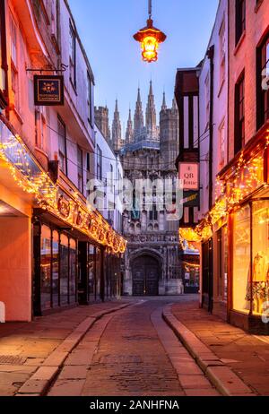 Kathedrale von Canterbury zu Weihnachten. Der Blick von der Mercery Lane auf die Dekorationen, die zum Christ-Church-Tor der Kathedrale von Canterbury führen. Stockfoto