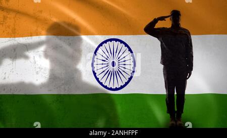 Indische Soldaten silhouette salutierte gegen die nationale Flagge, professionelle Armee Stockfoto