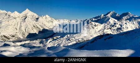 Egal, Tal und die schneebedeckten Berge Sonnenuntergang Winter Landschaft Schweizer Alpen helle Wolken im Tal Stockfoto