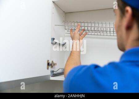 Möbel service Arbeitnehmer Einbau Küche Kabinett Abtropfbrett Stockfoto