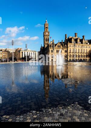 Bradford City Hall, spiegelt sich in den Spiegel Pool im Stadtpark, Bradford, West Yorkshire England Stockfoto