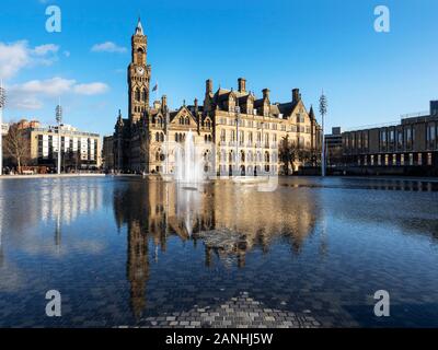 Bradford City Hall, spiegelt sich in den Spiegel Pool im Stadtpark, Bradford, West Yorkshire England Stockfoto