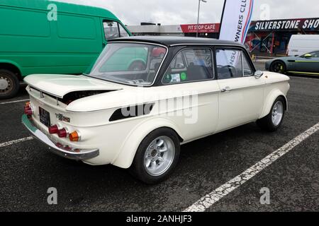 Drei Viertel Rückansicht eines 1971, weiß NSU TT, auf der 2019 Silverstone Classic Stockfoto