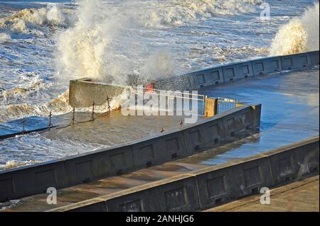 Wellen über die ufermauer bei Hochwasser und Sturm bei Blackpool, Großbritannien, Stockfoto
