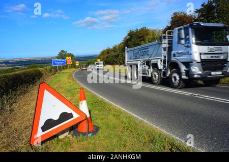 Lkw, die Warnzeichen der holprige Straße Fläche / Schlaglöcher in der Straße vor staxton Yorkshire yorkshire United Kingdom Stockfoto