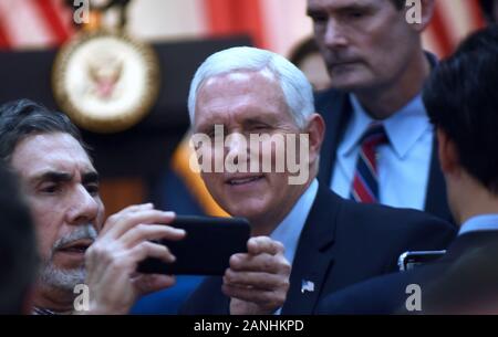 Kissimmee, USA. 16 Jan, 2020. U.S. Vice President Mike Pence stellt für eine selfie mit seiner Anhänger während eines Latinos für Trumpf-Kampagne Fall an der Nación de Fe Kirche. Credit: SOPA Images Limited/Alamy leben Nachrichten Stockfoto