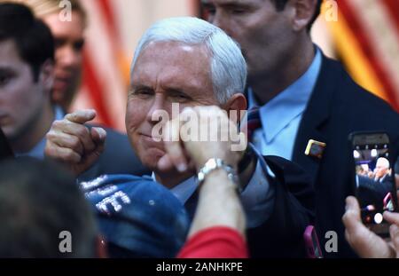 Kissimmee, USA. 16 Jan, 2020. U.S. Vice President Mike Pence grüßt Anhänger nach einer Rede auf der Latinos für Trumpf-Kampagne Fall an der Nación de Fe Kirche. Credit: SOPA Images Limited/Alamy leben Nachrichten Stockfoto