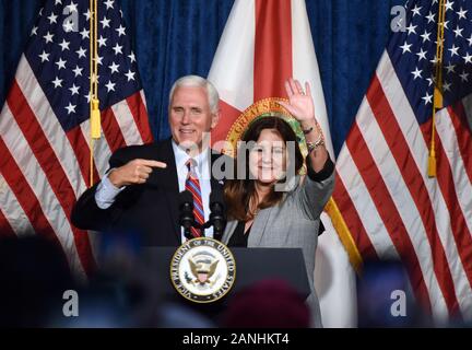 Kissimmee, USA. 16 Jan, 2020. U.S. Vice President Mike Pence und seine Frau, zweite Frau Karen Pence, Geste an die Menge während eines Latinos für Trumpf-Kampagne Fall an der Nación de Fe Kirche. Credit: SOPA Images Limited/Alamy leben Nachrichten Stockfoto