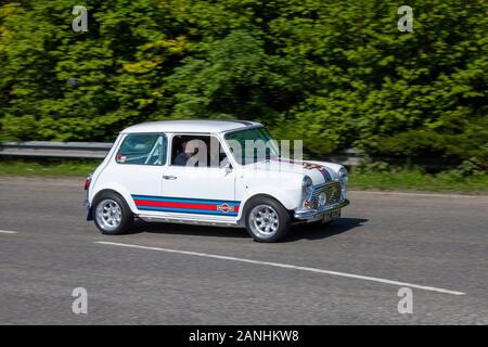 1976 70er Jahre weiße Leyland Cars Mini 1000 auf dem Pendle Power Fest, eine klassische, Veteran und Erbe Motor Show im Nelson & Colne College, Barrowford, Lancashire, Großbritannien statt Stockfoto