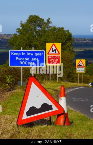 Warnzeichen der unebenen Straße schlaglöcher vor steilen Hügel bei staxton Yorkshire United Kingdom Stockfoto