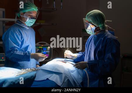 Arzt Praxis Team im Operationssaal der Abdominal- Kaiserschnitt bei der Geburt eines Kindes bei Patienten Krankenschwester emergency Hospital. Stockfoto