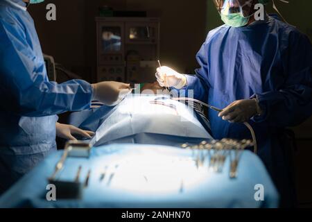 Arzt Praxis Team im Operationssaal der Abdominal- Kaiserschnitt bei der Geburt eines Kindes bei Patienten Krankenschwester emergency Hospital. Stockfoto
