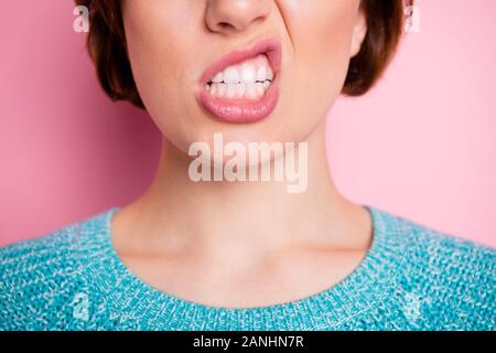 Schließen 7/8 Ansicht Portrait von ihr, die sie aggressiv verrückt Bösen mad Wut meine Frau grinsend die Zähne, die Verfahren Anzeige über rosa isoliert Stockfoto