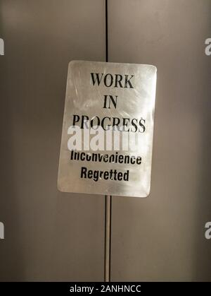 In Arbeit. Ein Schild mit der Aufschrift "Laufende Arbeiten, Unannehmlichkeiten Bedauern". Vor dem Aufzug in Chennai, Indien, mit fragwürdigen Grammatik. Stockfoto