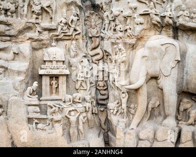Schnitzereien Im Indischen Tempel. Details der Schnitzereien auf den Pancha Rathas Denkmälern aus dem 7. Jahrhundert in Mahabalipuram, Tamil Nadu, Indien. Stockfoto