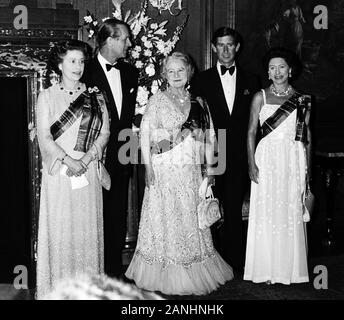 (L - R) Königin Elizabeth II., Prinz Philip, Herzog von Edinburgh, die Königin Mutter, Prinz Charles und Prinzessin Margaret im Holyrood Palace in Edinburgh während ihres Besuchs in Schottland. Stockfoto