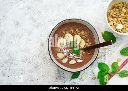 Schokolade smoothie Schüssel garniert mit Früchten und Samen/gesundes Frühstück Konzept Stockfoto