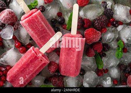 Hausgemachte Eis am Stiel Beere Stockfoto