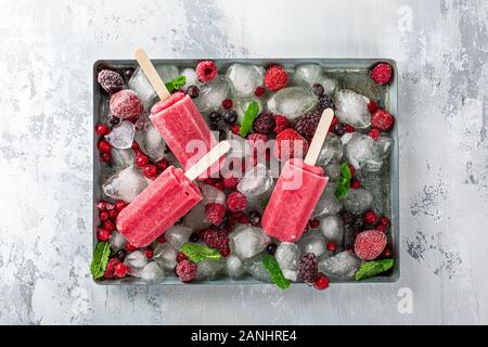 Hausgemachte Eis am Stiel Beere Stockfoto