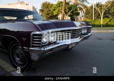 Istanbul, Türkei - 18. August 2019: Vorderansicht eines lila Chevrolet Impala Coupé wurde auf einer Straße von Kadiköy, Istanbul, Kalamis geparkt. Stockfoto