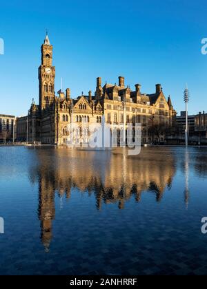 Bradford City Hall, spiegelt sich in den Spiegel Pool im Stadtpark, Bradford, West Yorkshire England Stockfoto