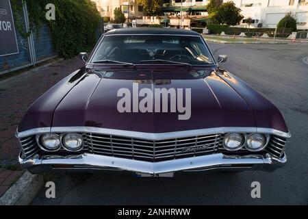 Istanbul, Türkei - 18. August 2019: Vorderansicht eines lila Chevrolet Impala Coupé wurde auf einer Straße von Kadiköy, Istanbul, Kalamis geparkt. Stockfoto