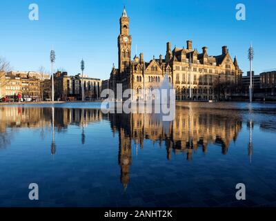 Bradford City Hall, spiegelt sich in den Spiegel Pool im Stadtpark, Bradford, West Yorkshire England Stockfoto