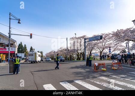 Blick auf die Straße von Hakuba im Frühling kirschblüten Saison sonnigen Tag morgen. Hakuba ist berühmt durch die bukeyashiki (Samurai Residenzen). Semboku Stockfoto