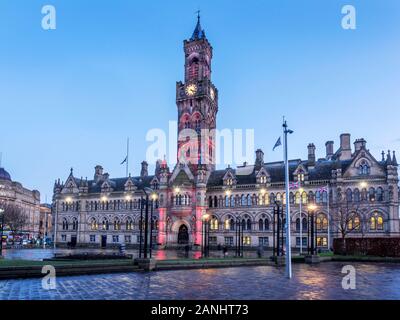 Farbige Flutlicht auf dem Campanile Turm bei Bradford City Hall in Centenary Square Bradford, West Yorkshire England Stockfoto