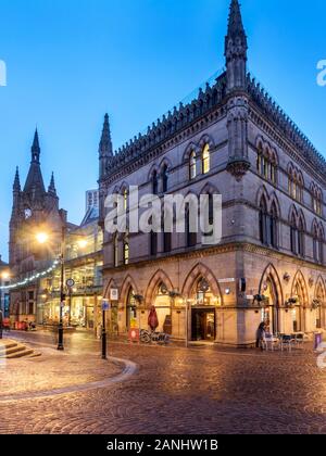 Der viktorianische Wolle Exchange Gebäude in der Dämmerung Bradford, West Yorkshire England Stockfoto