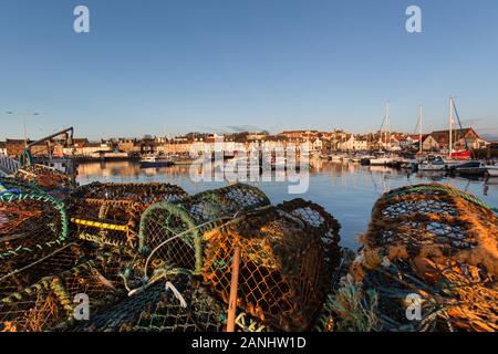 Stadt von Anstruther, Schottland. Malerische Aussicht auf den Sonnenuntergang von Freizeit- und Fischerboote im Hafen am Anstruther Hafen. Stockfoto