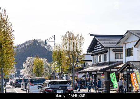 Blick auf die Straße von Hakuba im Frühling kirschblüten Saison sonnigen Tag morgen. Hakuba ist berühmt durch die bukeyashiki (Samurai Residenzen). Semboku Stockfoto