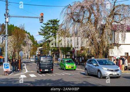 Blick auf die Straße von Hakuba im Frühling kirschblüten Saison sonnigen Tag morgen. Hakuba ist berühmt durch die bukeyashiki (Samurai Residenzen). Semboku Stockfoto