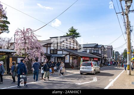 Blick auf die Straße von Hakuba im Frühling kirschblüten Saison sonnigen Tag morgen. Hakuba ist berühmt durch die bukeyashiki (Samurai Residenzen). Semboku Stockfoto