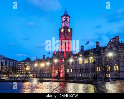 Farbige Flutlicht auf dem Campanile Turm bei Bradford City Hall in Centenary Square Bradford, West Yorkshire England Stockfoto