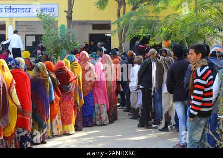 Rajasthani Menschen standen in der langen Schlange ihre Stimme im Wahllokal in der ersten Phase der Panchayat zu werfen (Dorf) Wahlen auf Suhawa Dorf in der Nähe von Beawar. (Foto von Sumit Saraswat/Pacific Press) Stockfoto