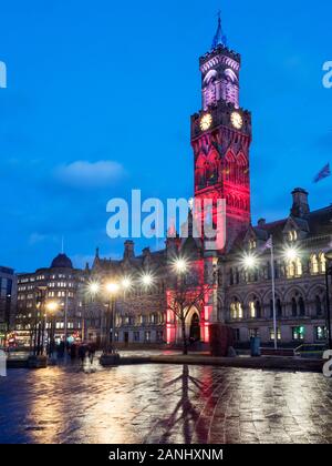 Farbige Flutlicht auf dem Campanile Turm bei Bradford City Hall in Centenary Square Bradford, West Yorkshire England Stockfoto