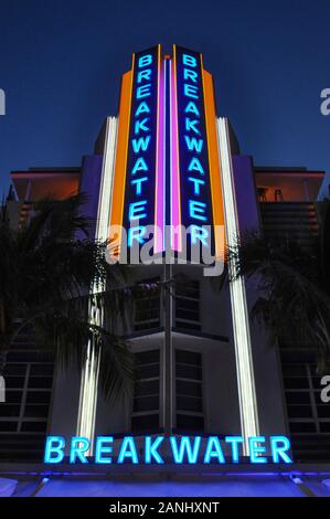 Art Deco Building Breakwater Night Scene in Miami Beach, Miami, Florida, USA. Das Wellenbrecher Hotel am Ocean Drive ist eines der berühmtesten Gebäude Stockfoto