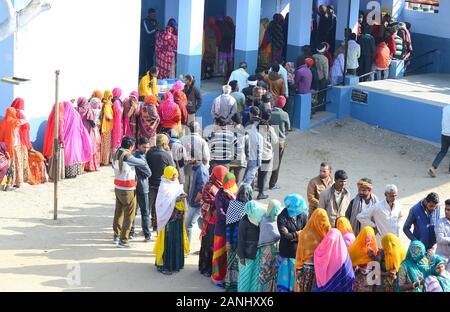 Rajasthan, Indien. 17 Jan, 2020. Rajasthani Menschen standen in der langen Schlange ihre Stimme im Wahllokal in der ersten Phase der Panchayat zu werfen (Dorf) Wahlen auf delwara Dorf in der Nähe von Beawar. (Foto von Sumit Saraswat/Pacific Press) Quelle: Pacific Press Agency/Alamy leben Nachrichten Stockfoto