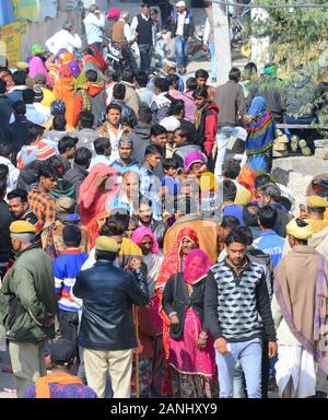 Rajasthan, Indien. 17 Jan, 2020. Masse der Wähler vor dem Wahllokal in der ersten Phase der Panchayat (Dorf) Wahlen auf Suhawa Dorf in der Nähe von Beawar. (Foto von Sumit Saraswat/Pacific Press) Quelle: Pacific Press Agency/Alamy leben Nachrichten Stockfoto