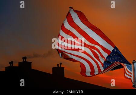 Rippled amerikanische Flagge Stars and Stripes, mit Nachthimmel Stockfoto