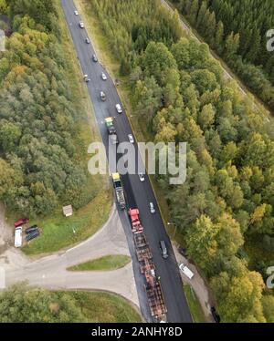 Schlange von Autos vorbei Asphalteinbau im Wald Autobahn Stockfoto