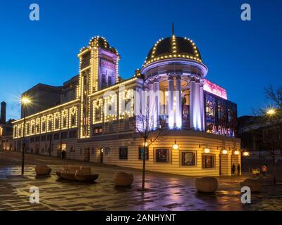 Leuchten auf der Alhambra Theater in der Dämmerung Bradford, West Yorkshire England Stockfoto